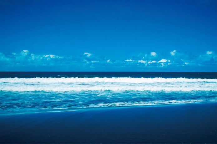 ディープブルーの海と漆黒の砂浜。ハワイのビーチの概念が変わる場所って？