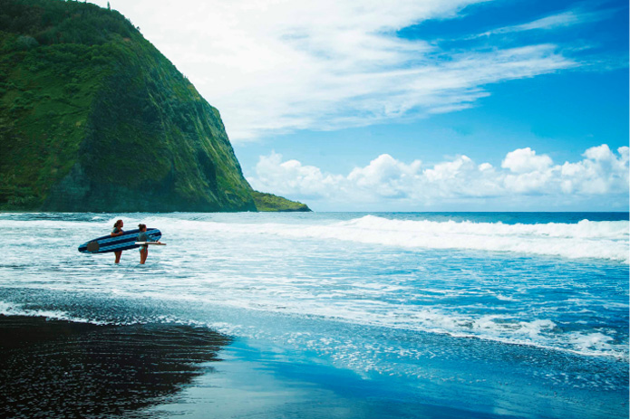 ディープブルーの海と漆黒の砂浜。ハワイのビーチの概念が変わる場所って？